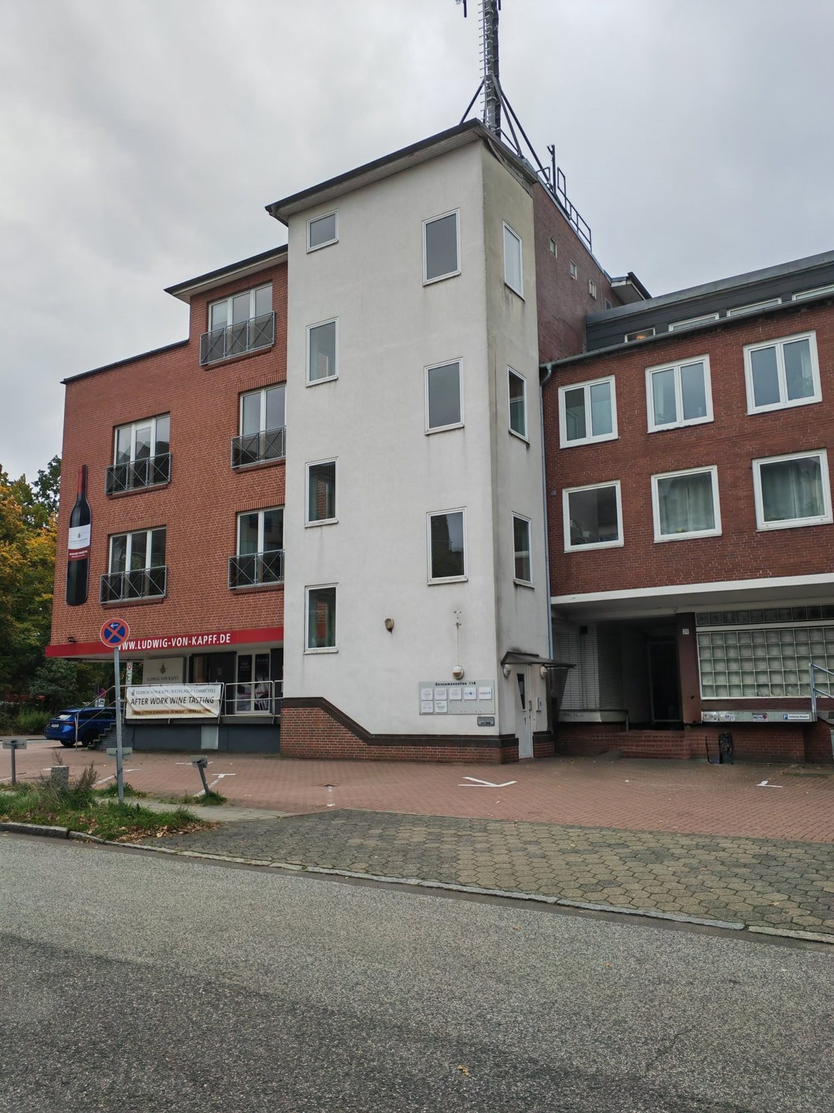 Das Haus Stresemannallee 118 in Hamburg von der Straße aus gesehen