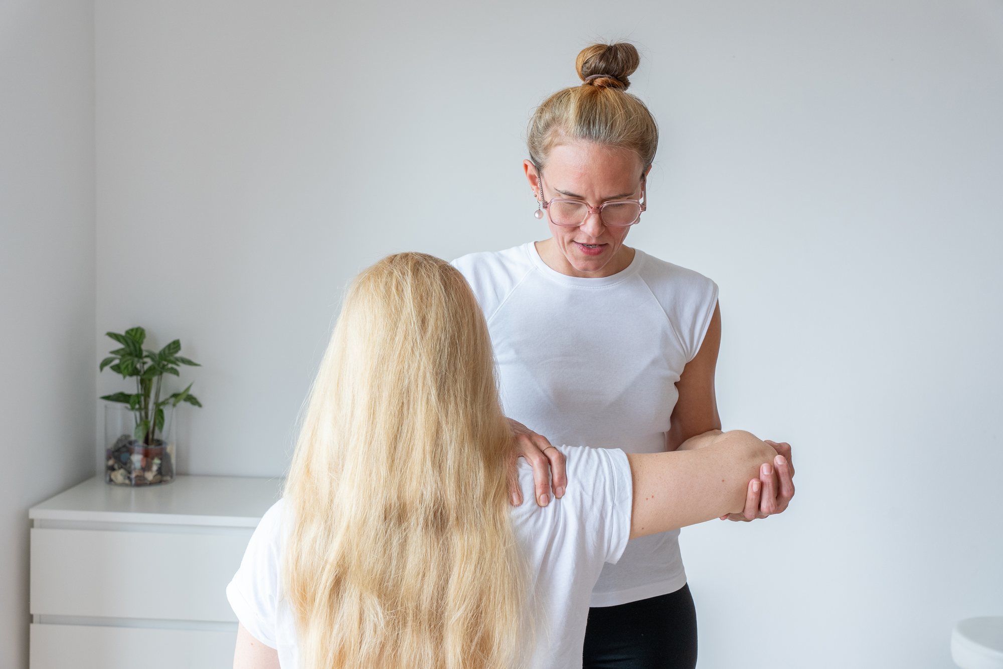 Patricia begleitet die Bewegung von Schulter und Arm einer Patientin