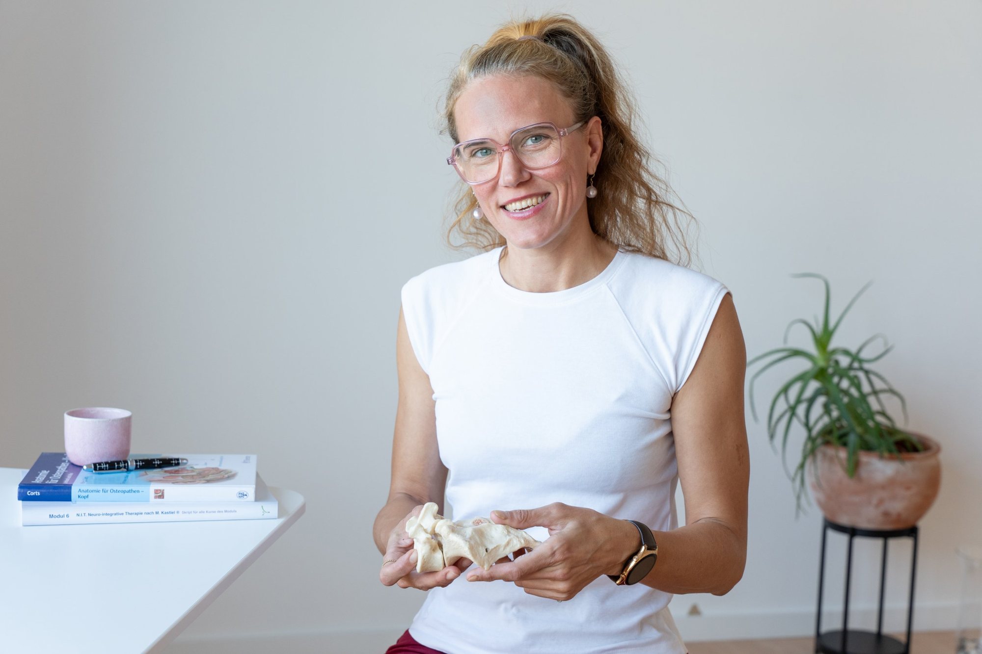 Patricia hält ein Wirbelmodell in den Händen